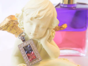 オーラソーマジュエリーのネックレスが天使に飾られている