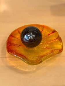 エ星つきのナジャイジングガーネットが貝殻の形のお皿に飾られている